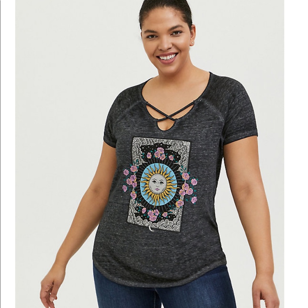 TORRID 00 Sun & moon dark grey criss-cross tee 🤍